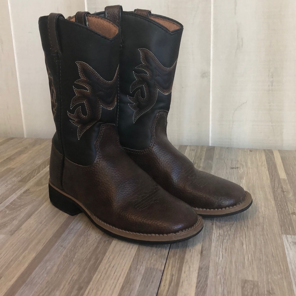 Brazo’s youth size 13D boots great condition